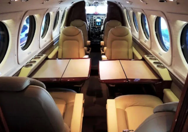 Interior do King Air B200 — cabine executiva pressurizada para táxi aéreo São Paulo Rio de Janeiro