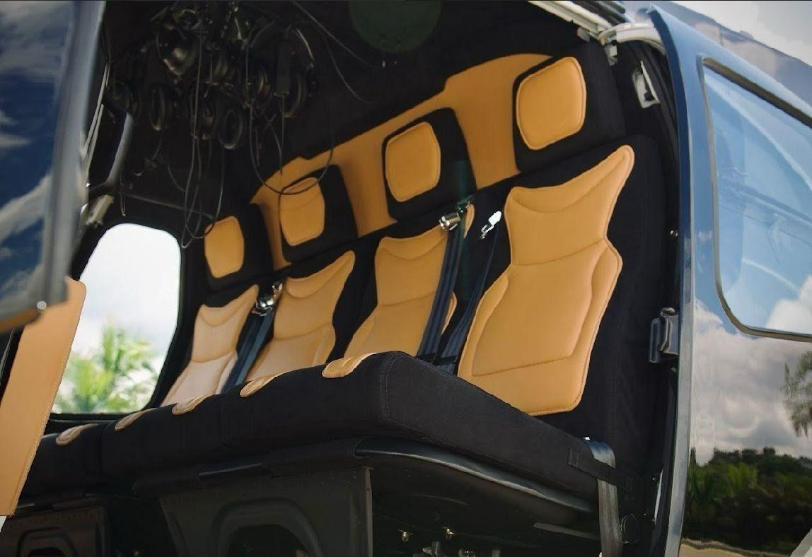 Interior da cabine do helicóptero Esquilo B2 Airbus H125 da Voe MTX com acabamento em couro para táxi aéreo executivo