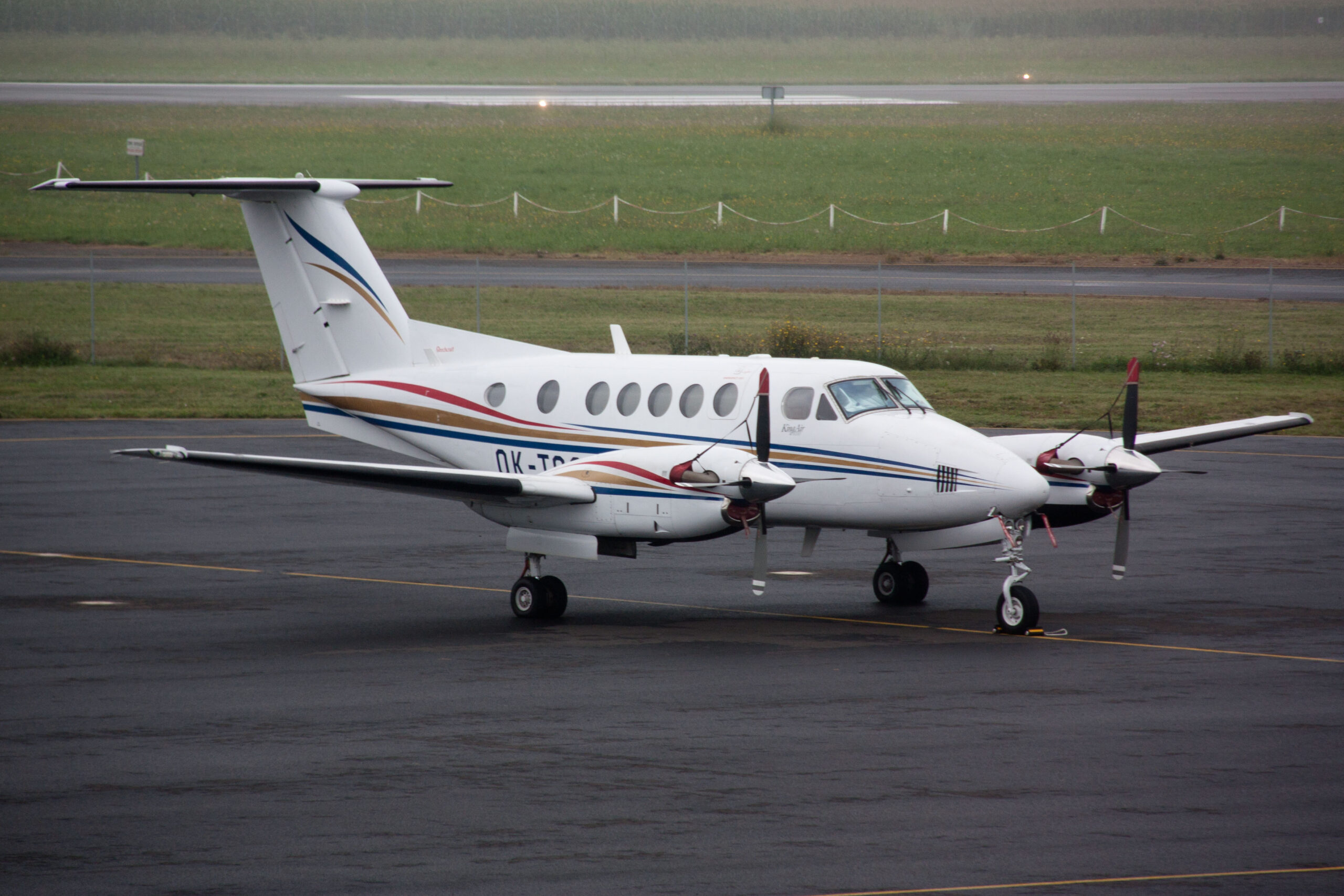 King Air B200 turboélice executivo em pista — fretamento VOE MTX para a Agrishow 2026 Ribeirão Preto
