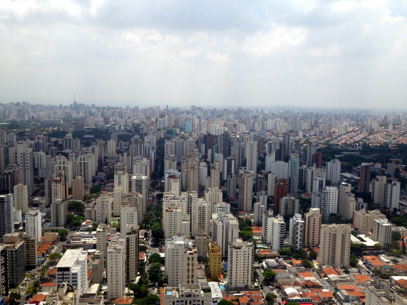 Táxi aéreo São Paulo — vista aérea da cidade de São Paulo com skyline e helicópteros