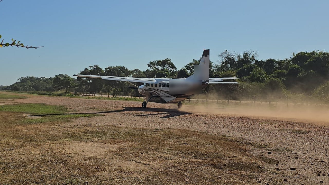 Cessna Grand Caravan pousando em pista de terra no Pantanal