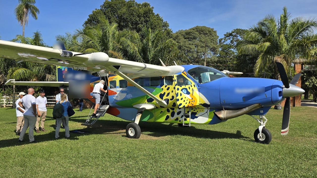 Voo para a Fazenda Barranco Alto: Cessna Grand Caravan na pista de fazenda no Pantanal