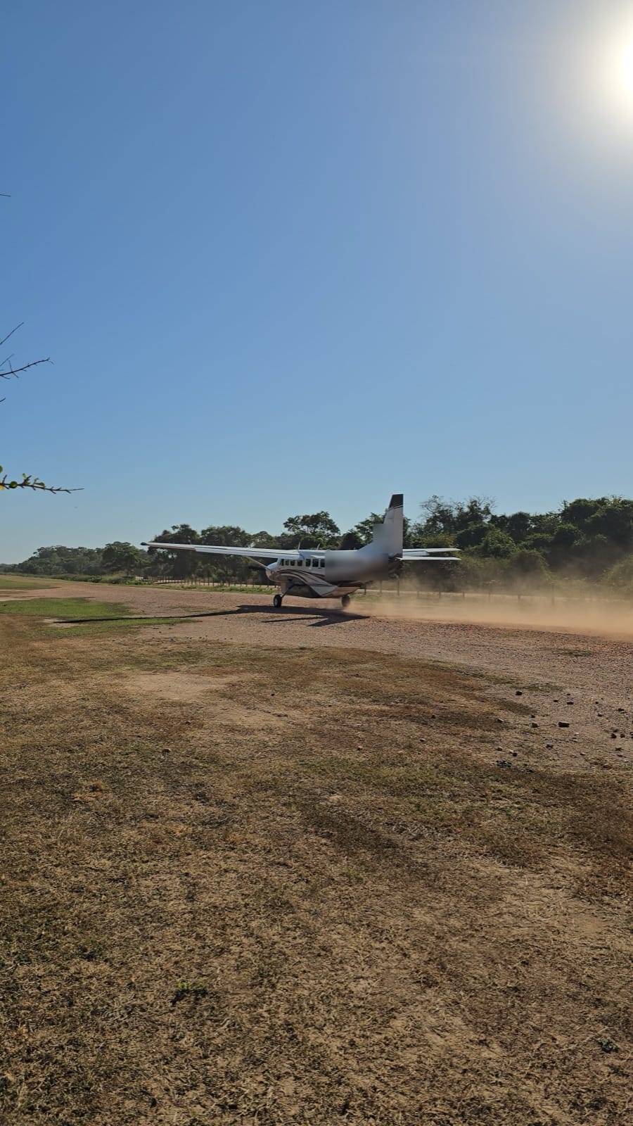Grand Caravan a caminho da Fazenda Barranco Alto pousando em pista de terra no Pantanal da Nhecolândia