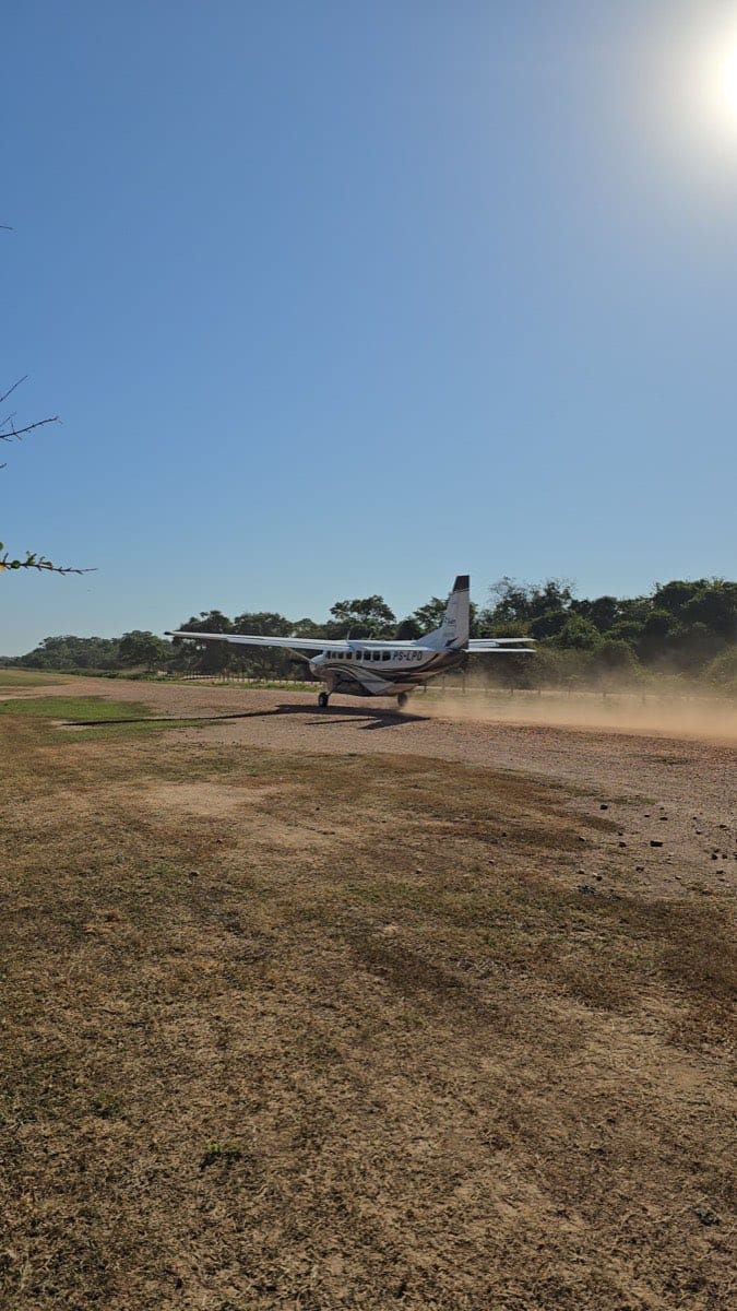 Cessna Grand Caravan C208B decolando de pista de terra no Pantanal, levantando poeira