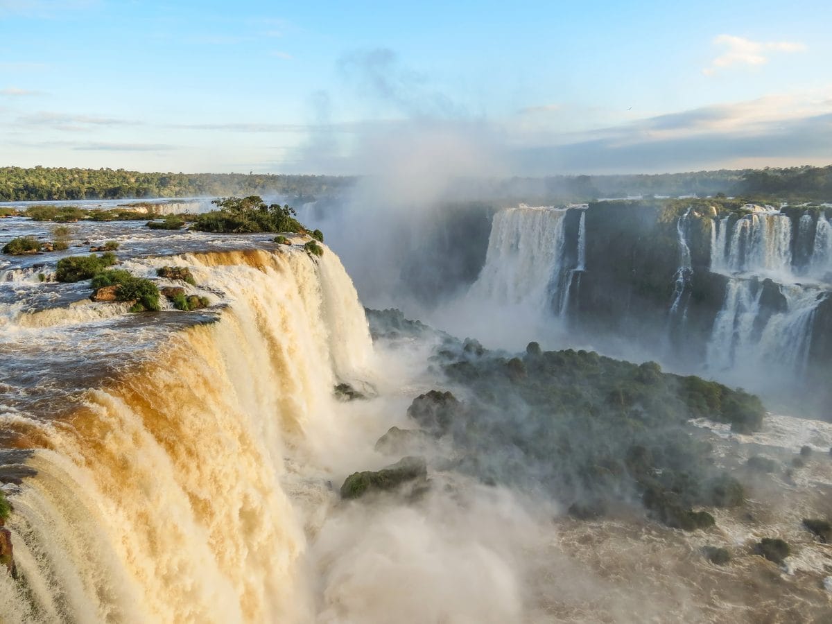 Vista aérea das Cataratas do Iguaçu, o cenário do Belmond Hotel das Cataratas, com a Garganta do Diabo