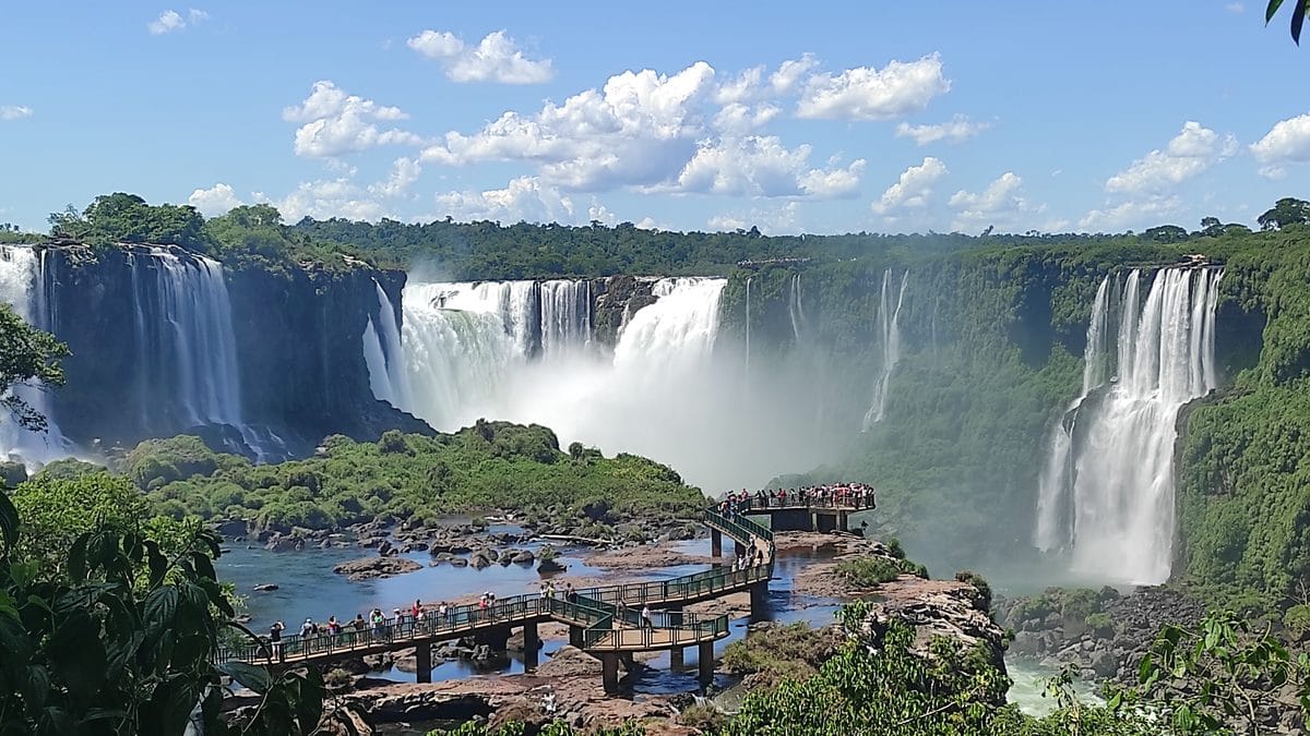 Conjunto de quedas das Cataratas do Iguaçu visto das passarelas do Parque Nacional, lado brasileiro