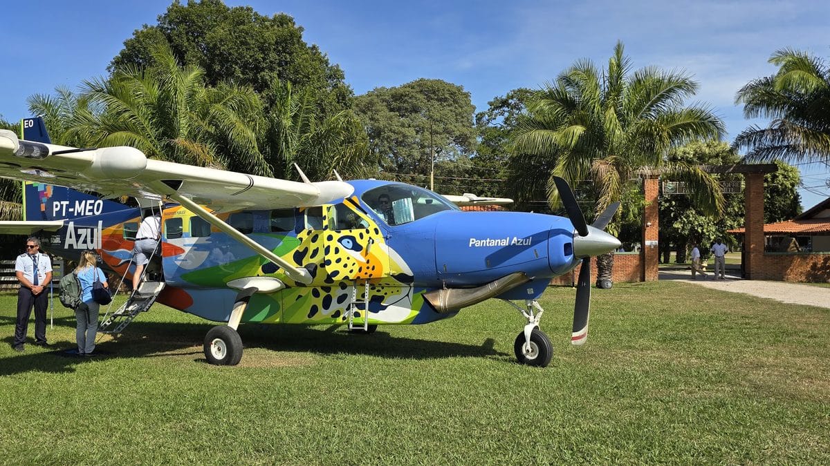 Cessna Grand Caravan da VoeMTX em pista de grama de fazenda no Pantanal, com palmeiras ao fundo