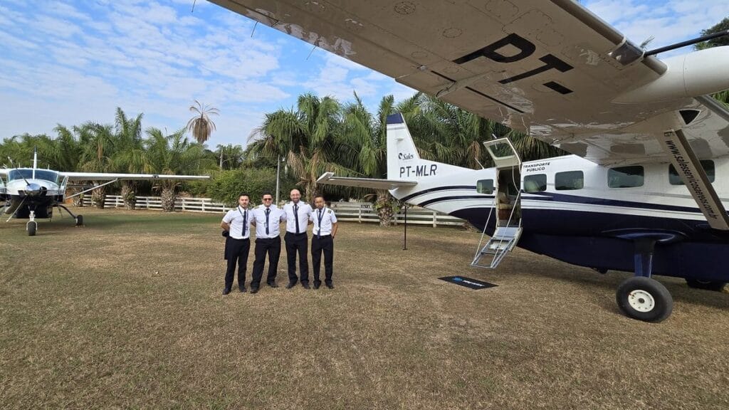 Voo para o Jaguar Flotel: dormir dentro da zona das onças, no Rio Três Irmãos 8 Cessna Grand Caravan da VoeMTX com tripulação uniformizada em pista de terra no Pantanal Norte
