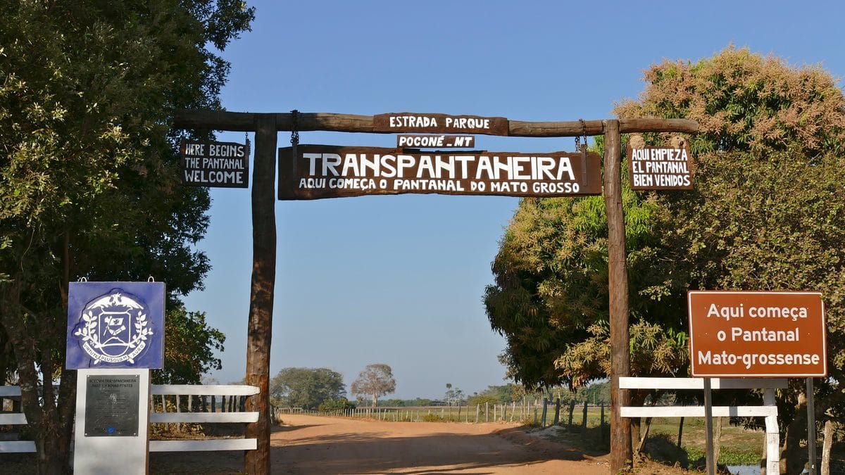 Portal de entrada da Transpantaneira em Poconé, Mato Grosso, com placa Aqui começa o Pantanal Mato-grossense