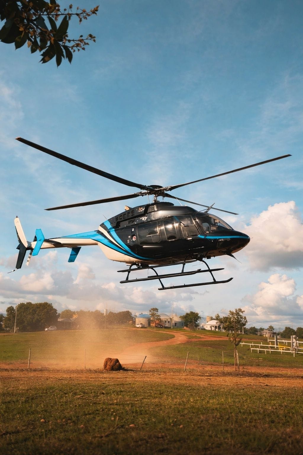 Sobrevoo de helicóptero no Pantanal: Bell 407 em voo baixo sobre Porto Jofre